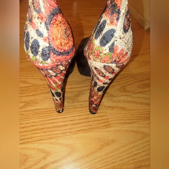 Heels - Picture 2 of 4